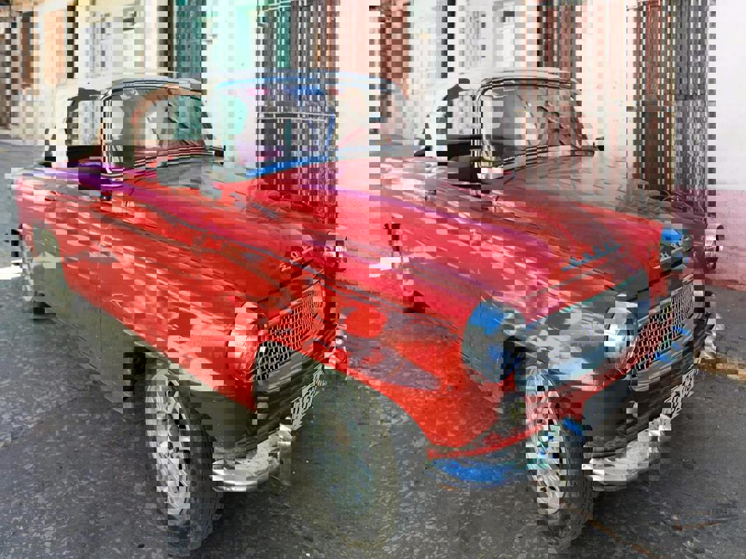 Stray Golf Ball Damages Car, Sparks Safety Debate at Suburban Course