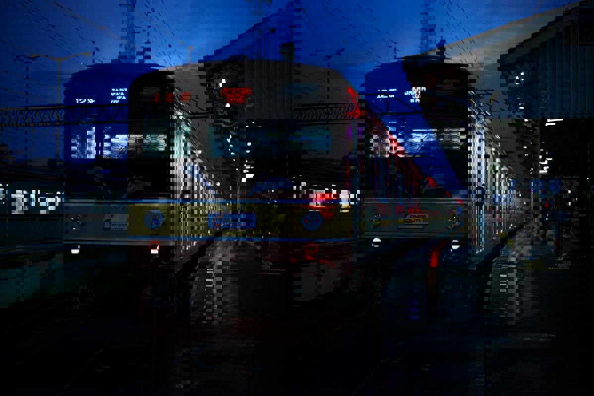 Train Service Resumes After Unexpected Power Failure Disrupts Commutes Downtown